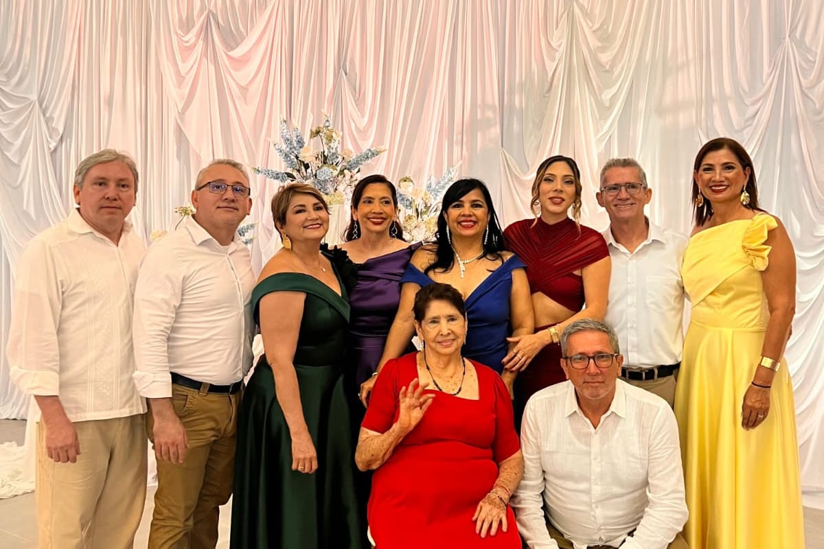 Herminda Pico acompañada de sus hijos Álvaro Hugo Amparo, Alicia, Erminda, Lina, Susana Alirio, Nelly y José Manuel Vecino Pico. Suministrada / VANGUARDIA