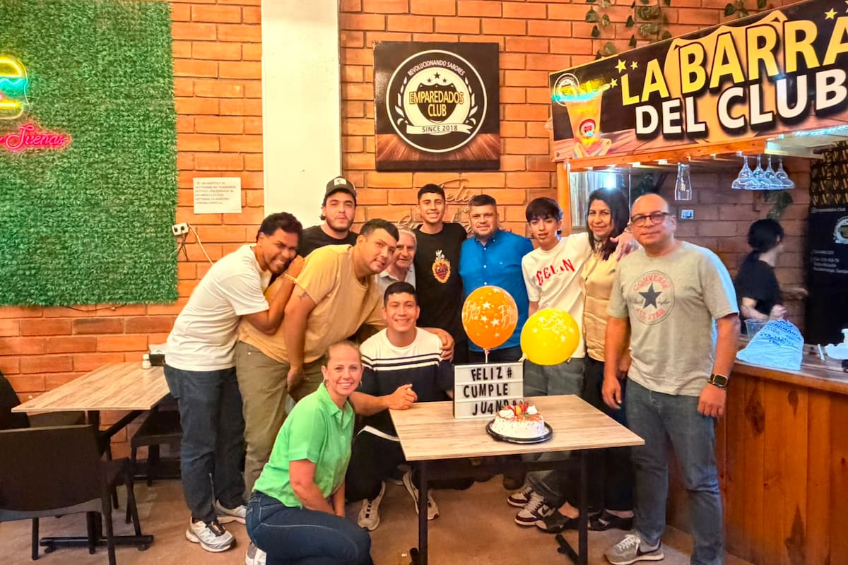 Sergio Gil, Sebastián Velásquez, Felipe Ruiz, Carolina Jones, Jorge Ruiz, Nicolás Ruiz, Juan Pablo Ruiz Castro (agasajado), Omar Ruiz, Santiago Ruiz, Margarita Amaris y Jhon Velásquez. Suministrada / VANGUARDIA