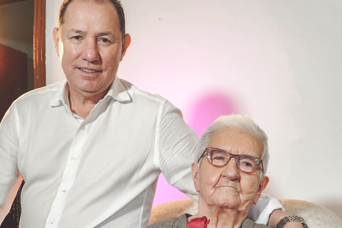 Lina Rosa Galvis viuda de Santos; y su hijo Óscar Javier Santos Galvis, alcalde de Piedecuesta. Suministrada / VANGUARDIA