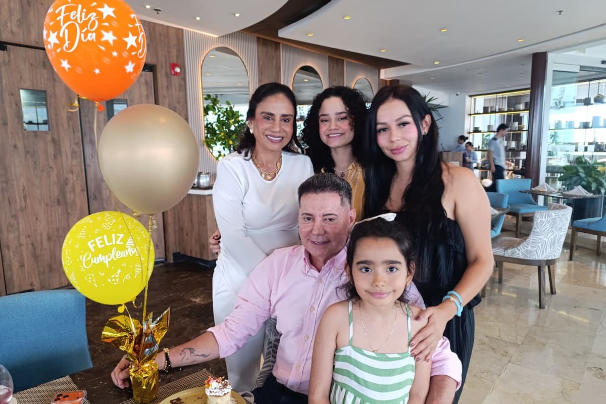 Yaneth Porras, Sara Ruiz, Laura Ruiz, Milton Ruiz Lemus (agasajado), Alma Galvis Ruiz. Suministrada / VANGUARDIA
