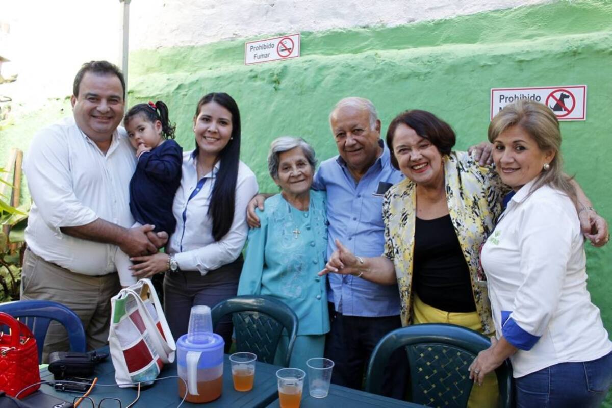 Germán López, Cristina Rangel, Manuela López, Cecilia Carvajal, Juan Carvajal Corzo, Marleny Ramón y Marta Cecilia López. (Foto: Jaime del Río / VANGUARDIA LIBERAL)