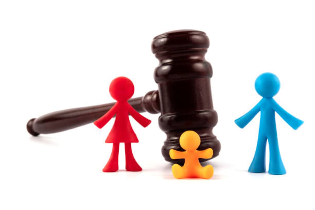 La cuota alimentaria es la obligación legal y económica que tienen los padres o tutores legales de suministrar lo necesario para el sustento, traduciéndose en vivienda, vestuario, salud, educación y recreación de los infantes.