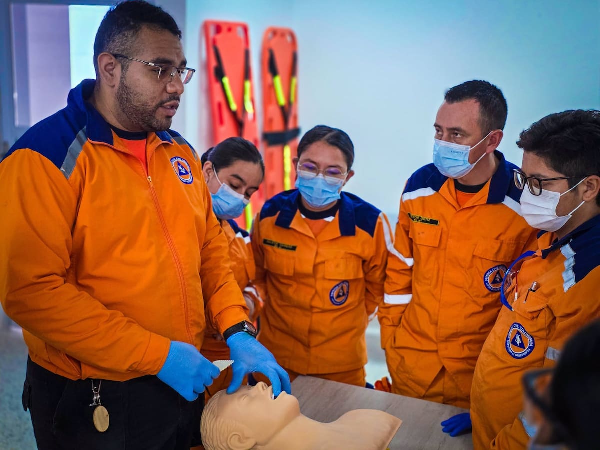 La capacitación de primer respondiente busca preparar a 200 ciudadanos de Barrancabermeja para actuar ante emergencias, mediante formación teórica y prácticas presenciales en la sede de la Defensa Civil, en el barrio Las Granjas.
Suministrada/Vanguardia