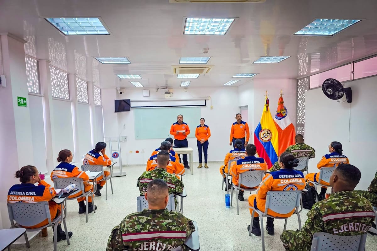La capacitación de primer respondiente busca preparar a 200 ciudadanos de Barrancabermeja para actuar ante emergencias, mediante formación teórica y prácticas presenciales en la sede de la Defensa Civil, en el barrio Las Granjas.
Suministrada/Vanguardia