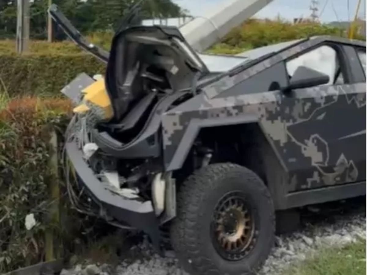 La Cybertruck accidentada en Llanogrande quedó gravemente afectada. // Foto: EL TIEMPO