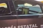 Netflix en patrulla: graban a policías viendo películas en un Tesla Cybertruck