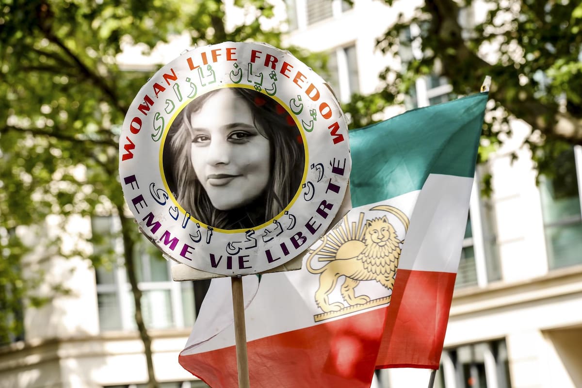 Imagen de archivo de un cartel con una foto de Mahsa Amini en una protesta. EFE/EPA/TERESA SUAREZ TERESA SUAREZ / EFE
