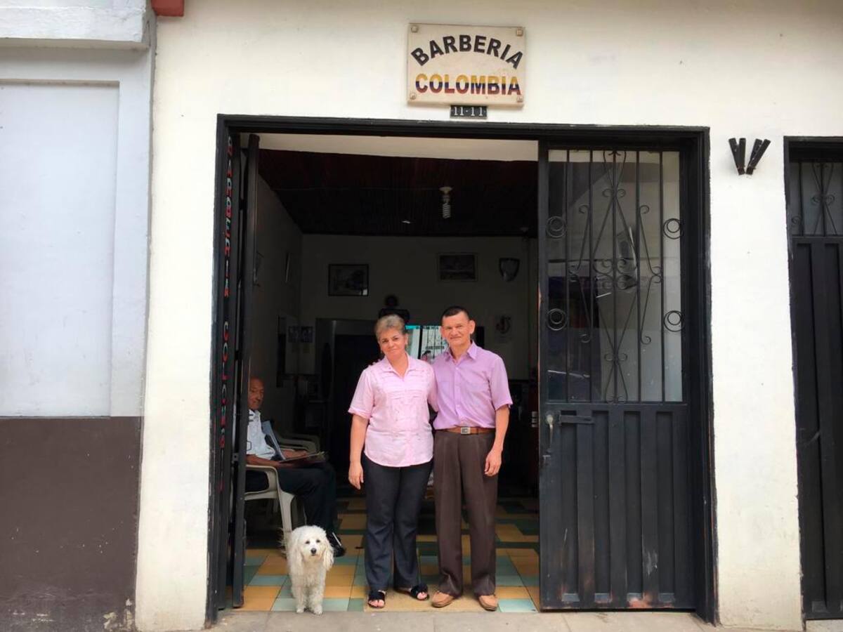 Su esposa, Luz Stella Rodríguez, lo acompaña diariamente como hace 40 años. A la pregunta obligada, ¿quién le corta el pelo al barbero? respondió que ella. Nadie más puede tocar su cabeza.