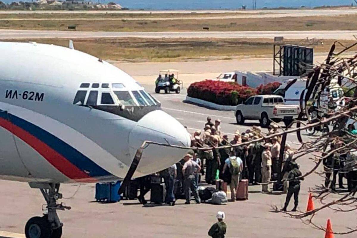 La prensa venezolana informó que 99 militares rusos, comandados por el mayor general Vasilly Tonkoshkurov, llegaron a la capital venezolana.