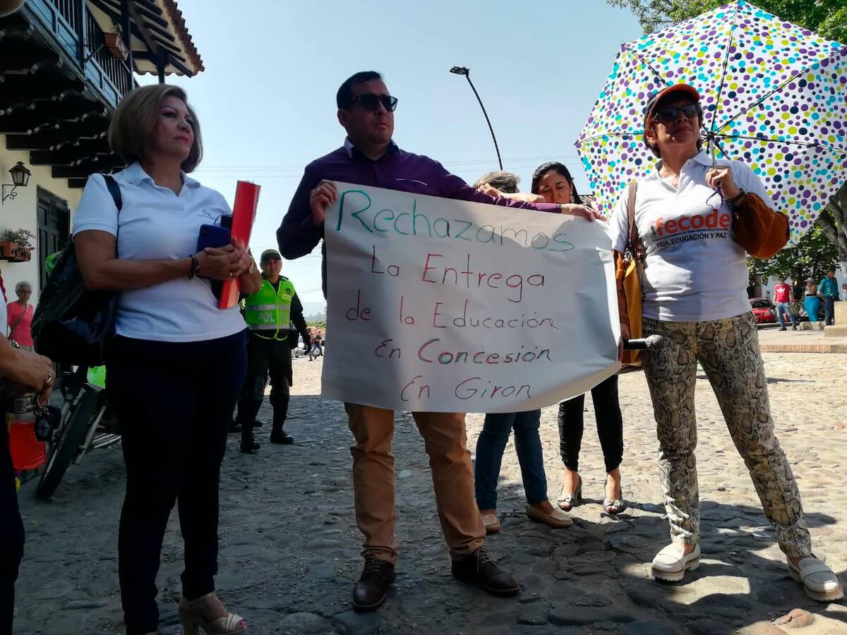 Docentes protestaron frente a la Alcaldía de Girón para rechazar el contrato que se realizó con entidad privada para entrar a operar el colegio de Puerto Madero. (Foto: Suministrada / VANGUARDIA)