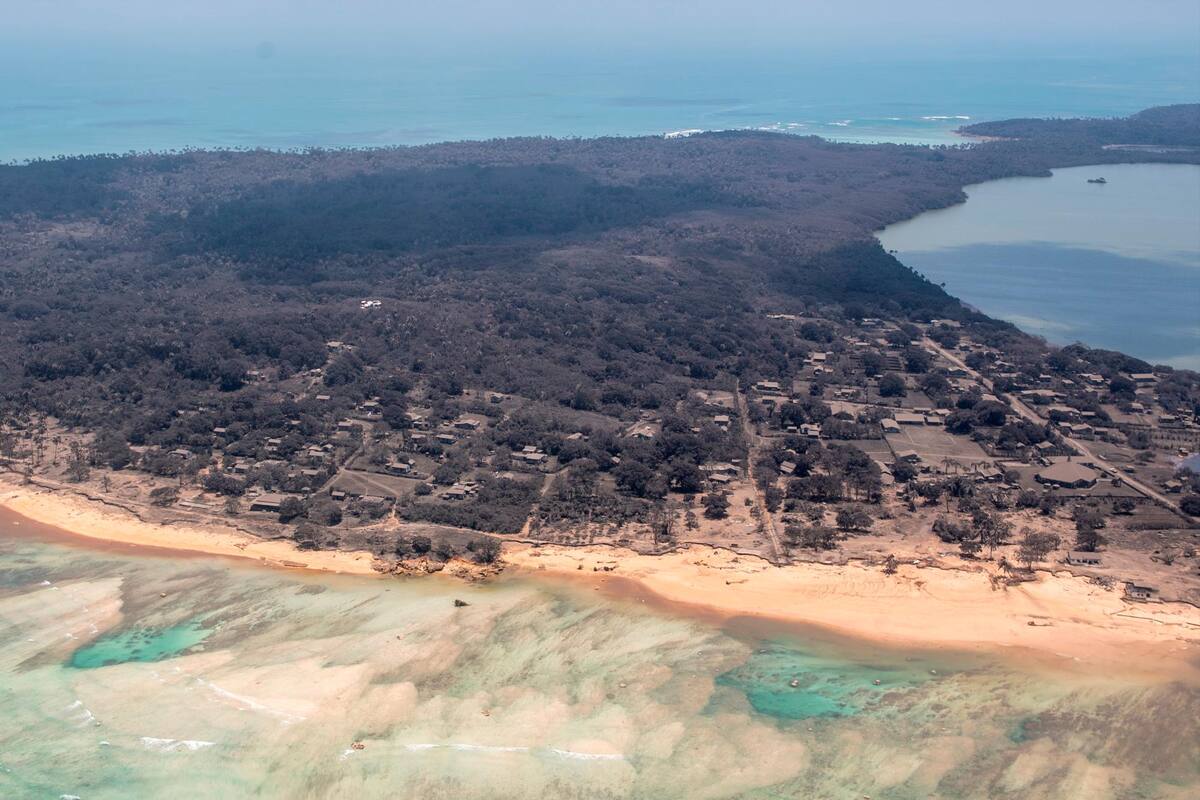 Una vista de un vuelo de vigilancia P-3K2 Orion muestra una fuerte caída de ceniza en Nomuka, Tonga, el 17 de enero. EFE / VANGUARDIA