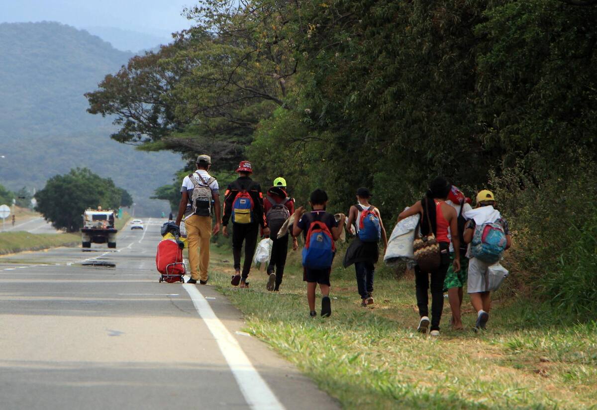 Ciudadanos venezolanos caminan el 16 de febrero de 2021, por una autopista cercana a Cúcuta
