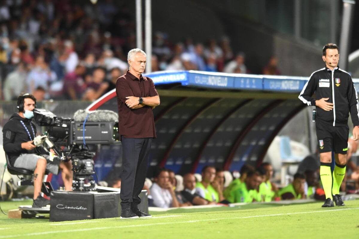 José Mourinho es actualmente el técnico de la Roma de Italia.