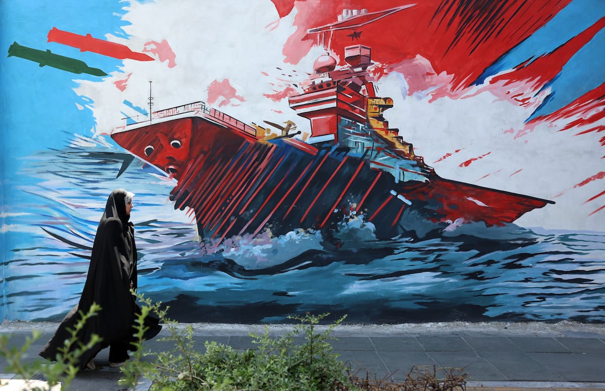 TEHRAN (IRAN(Islamic Republic Of)), 03/06/2026.- An Iranian woman walks next to an anti-US and Israeli mural in Tehran, Iran, 03 June 2026. Iran and the US traded strikes despite a ceasefire as the conflict involving Iran, the US, and Israel continues. According to US Central Command (CENTCOM), US forces intercepted multiple Iranian ballistic missiles and drones and conducted self-defense strikes on Qeshm Island in response to attempted attacks by Iran across the Middle East targeting US military bases. (Teherán) EFE/EPA/ABEDIN TAHERKENAREH RESTRICTIONS: NO Access Israel Media/Persian Language TV Stations Outside Iran/Strictly No Access BBC Persian/VOA Persian/Manoto TV/Iran International TV. (As mandated by Iran's Directorate General for Foreign Media) --