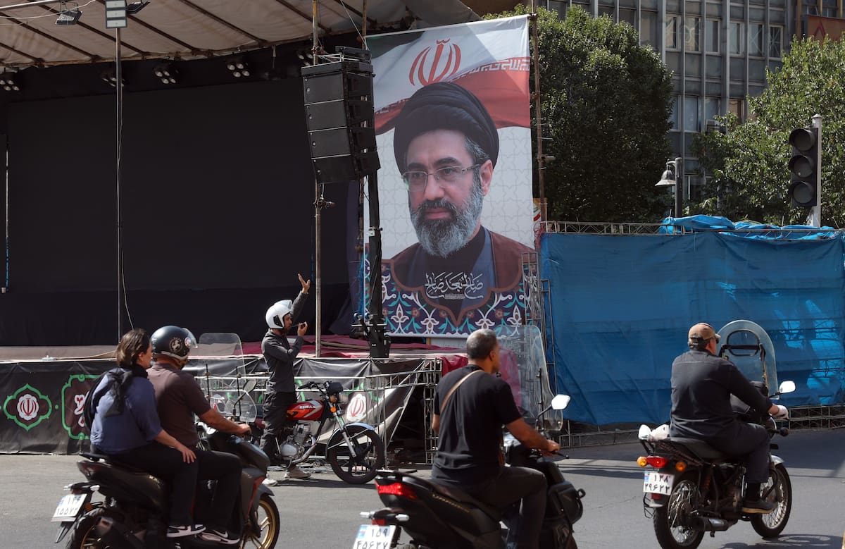 TEHRAN (Iran (Islamic Republic Of)), 13/09/2026.- Iranians drive past a billboard of Iranian supreme leader Ayatollah Mojtaba Khamenei in a street in central Tehran, Iran, 13 September 2026. (Teherán) EFE/EPA/ABEDIN TAHERKENAREH RESTRICTIONS: NO Access Israel Media/Persian Language TV Stations Outside Iran/Strictly No Access BBC Persian/VOA Persian/Manoto TV/Iran International TV. (As mandated by Iran's Directorate General for Foreign Media) -- RESTRICTIONS: ISRAEL OUT - NO ACCESS ISRAEL MEDIA/PERSIAN LANGUAGE TV STATIONS OUTSIDE IRAN/STRICTLY NO ACCESS BBC PERSIAN/VOA PERSIAN/MANOTO TV/IRAN INTERNATIONAL TV