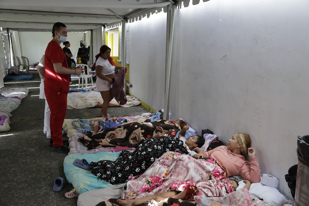 AME8319. PEREIRA (COLOMBIA), 12/08/2026.- Damnificados del terremoto de magnitud 7,4 del pasado lunes son atendidos por personal médico este miércoles, en el estadio Alberto Mora Mora en Pereira (Colombia). EFE/ Carlos Ortega