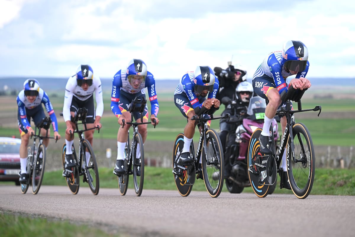 Daniel Felipe Martínez se mete en el top 10 de la París-Niza 2026 tras la crono por equipos: así quedó la general. Foto: @RBH_ProCycling