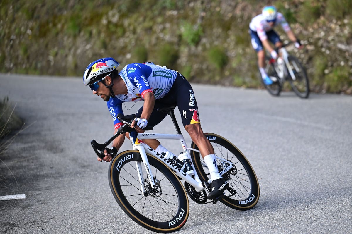 Daniel Martínez resiste caída y hace historia: subcampeón de la París-Niza 2026 tras feroz batalla con Vingegaard. Foto: @RBH_ProCycling