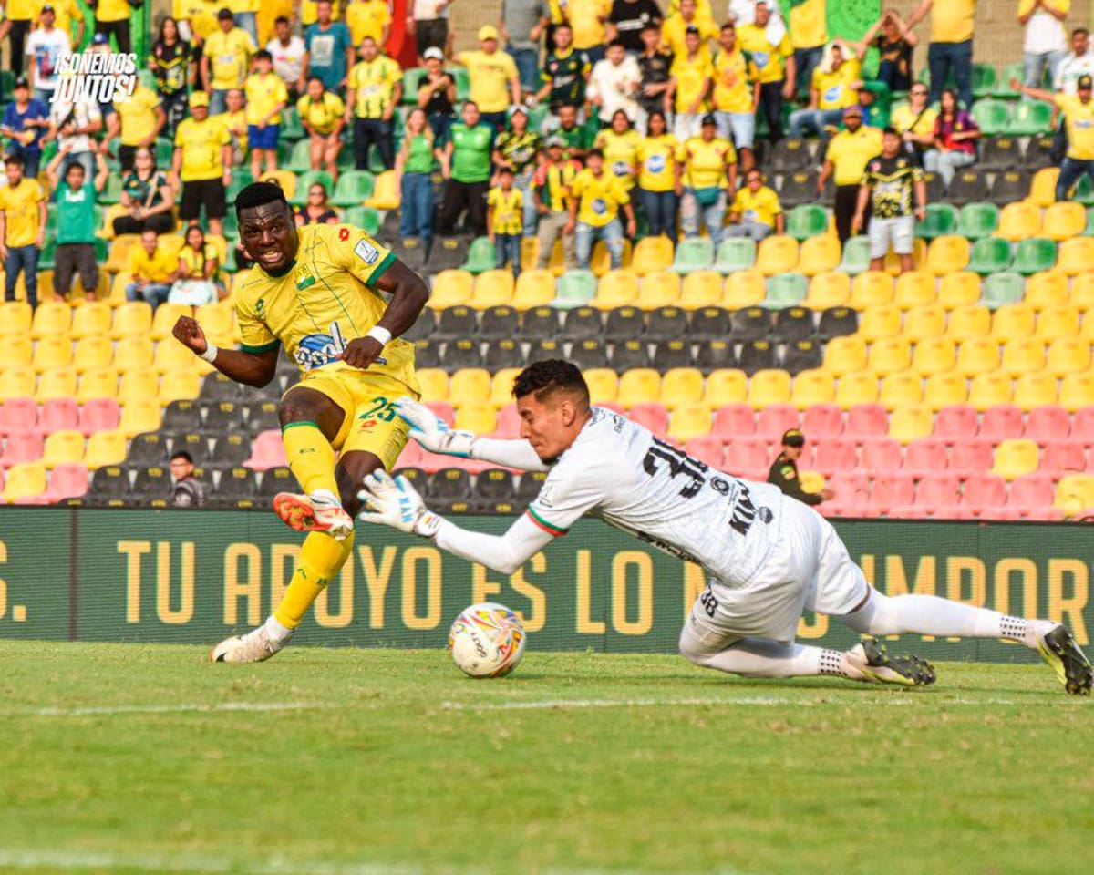 Daniel Mosquera (izquierda) marcó dos de los tres goles con los que Atlético Bucaramanga venció a Patriotas. Foto: Tomada de la cuenta de Atlético Bucaramanga en la red social X.