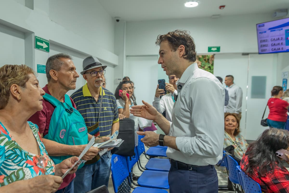 El superintendente Nacional de Salud, Daniel Quintero Calle, durante la jornada de inspección a gestores farmacéuticos este jueves en Bucaramanga. / Foto: Supersalud.