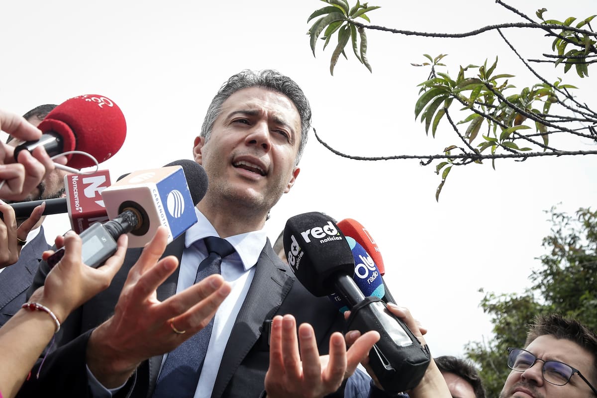 Bogotá. Octubre 28 de 2025. El exalcalde de Medellín Daniel Quintero asistió a la Registraduría Nacional del Estado Civil donde no fue posible su ingreso para inscribir su comité de firmas de cara a la campaña presidencial 2026. (Colprensa - Catalina Olaya)