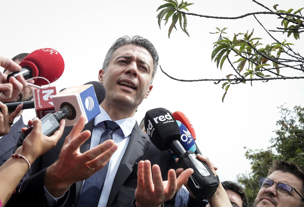 Bogotá. Octubre 28 de 2025. El exalcalde de Medellín Daniel Quintero asistió a la Registraduría Nacional del Estado Civil donde no fue posible su ingreso para inscribir su comité de firmas de cara a la campaña presidencial 2026. (Colprensa - Catalina Olaya)