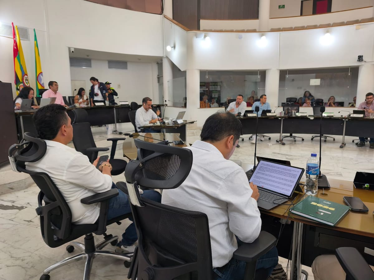 Una decisión del Consejo de Estado que ordenaba repetir la elección de la mesa directiva del Concejo de Bucaramanga para garantizar representación femenina quedó en suspenso, luego de que una recusación contra todos los concejales frenara su cumplimiento.