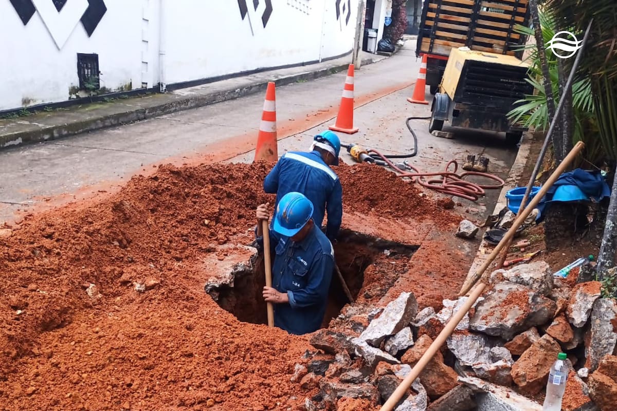 El jueves 10 de octubre en horas de la tarde se restableció el servicio en La Trinidad, Alares, Reposo, Las Villas, Santa Helena y Arrayanes son los barrios con la emergencia. (Fotos: suministradas / VANGUARDIA)