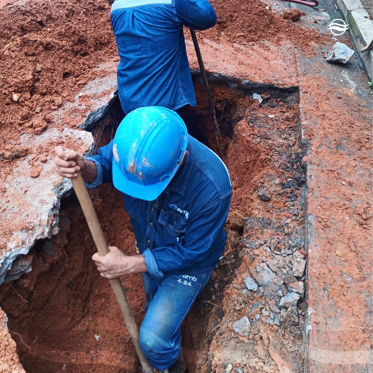 Operarios de la empresa trabajan a esta hora en la reparación del daño.