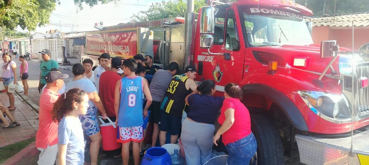 Las reparaciones de la tubería en el barrio Villarelys buscan restablecer el suministro de agua potable en sectores de las comunas 4 y 7 de Barrancabermeja, afectados por la emergencia desde el jueves 8 de octubre.
Suministrada/Vanguardia
