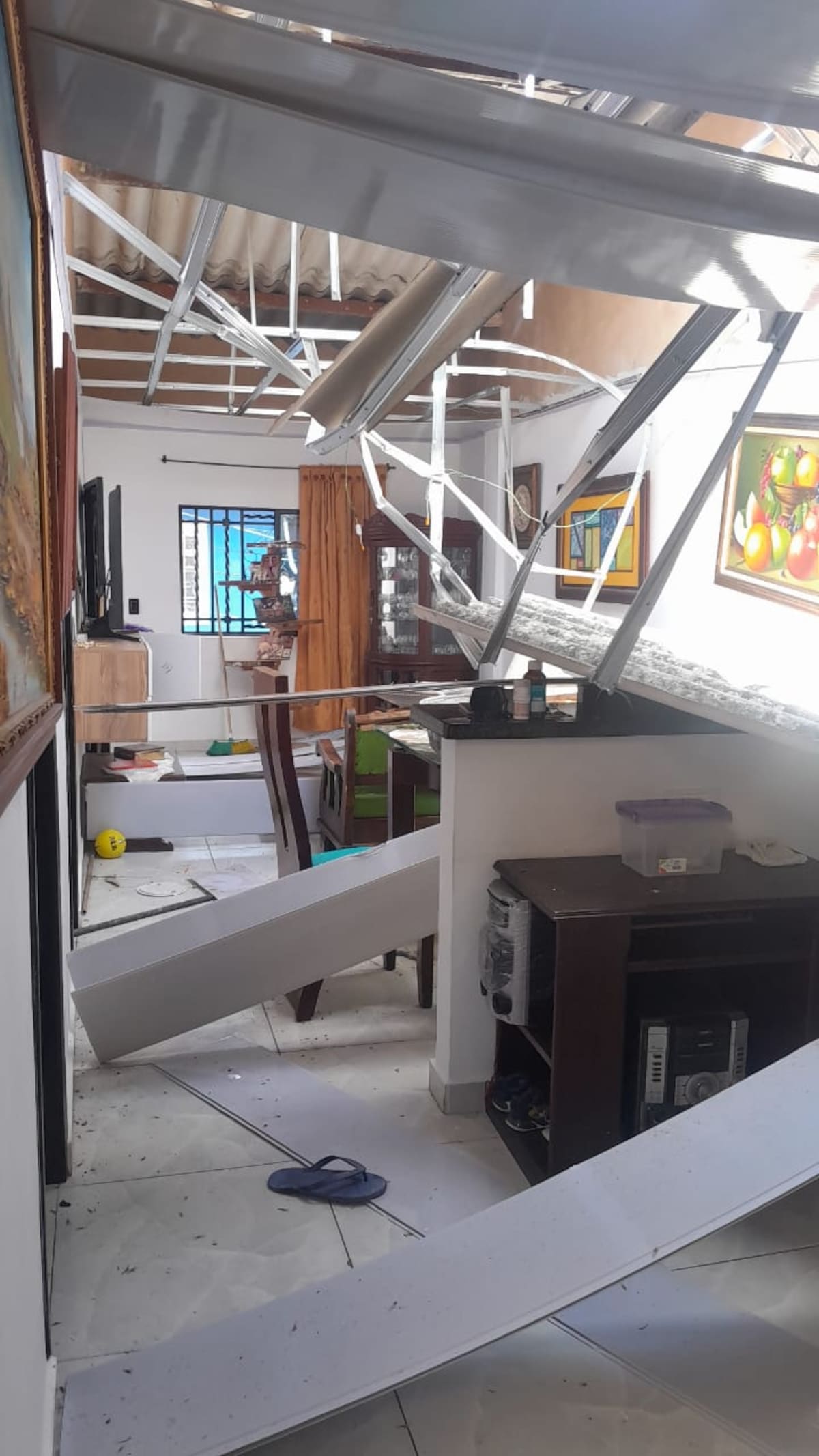 Así quedó la vivienda de Floridablanca en la que se desplomó el techo.