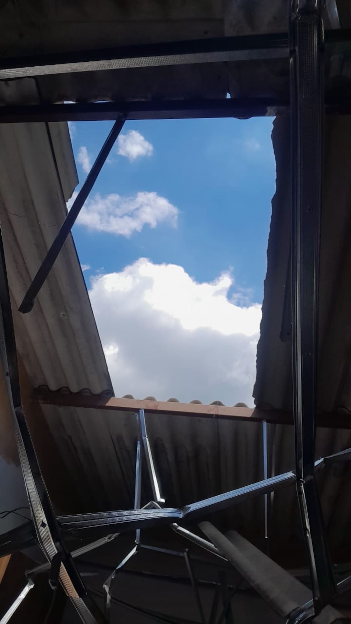 Así quedó la vivienda de Floridablanca en la que se desplomó el techo.