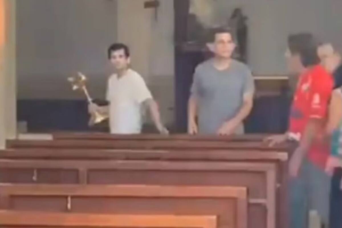 En redes sociales circula un video que muestra al hombre causando destrozos en una iglesia de México. Captura de pantalla / VANGUARDIA
