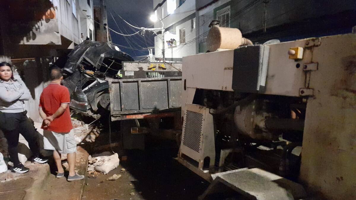 Daños materiales en los vehículos y la infraestructura tras el paso del camión descontrolado.