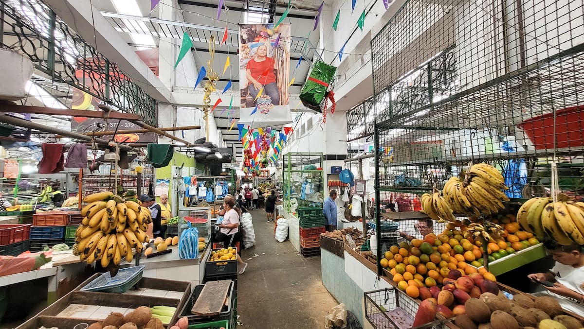 La muestra, instalada en sus pasillos más transitados, invita a reconocer este espacio como un patrimonio vivo de Bucaramanga. / Fotografía por Franz Rey