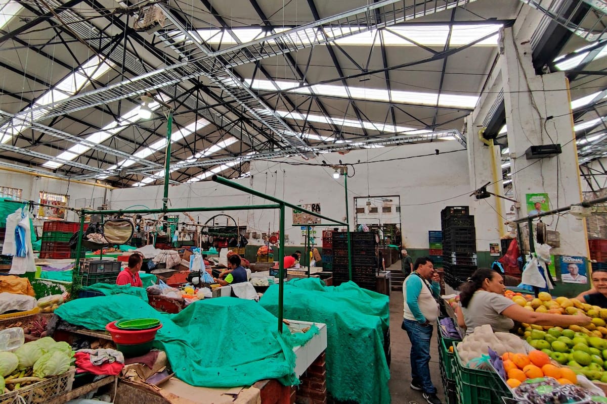 Debido a los problemas de goteras y filtraciones, continuamente los afectados se ven obligados a cubrir sus puestos y mercancías para prevenir pérdidas por las aguas lluvias. (Foto: archivo / VANGUARDIA)