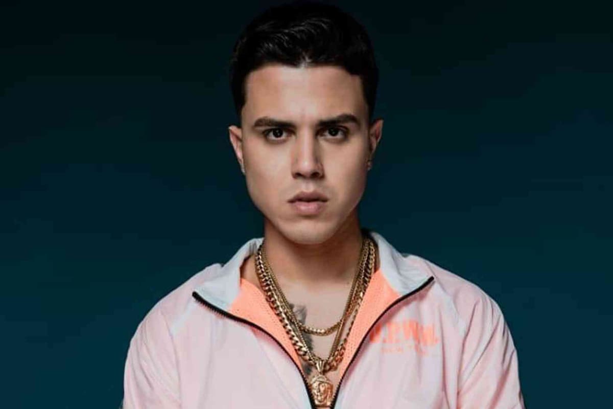 El cantante Darkiel golpeó varias veces a un hombre que logró subir a la tarima con una botella en la mano. El momento quedó grabado.