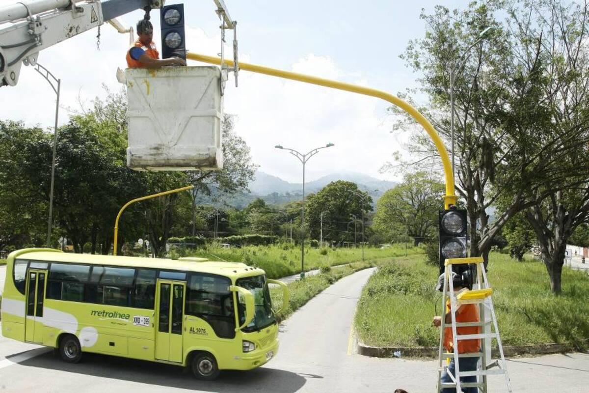 Ya están culminando los trabajos de instalación de semáforos en los cuatro retornos que hay en la autopista entre La Españolita, en Piedecuesta, y La Turena, en Floridablanca. Estos nuevos reguladores viales fueron necesarios tras resultar peligroso para los conductores de vehículos particulares el paso de los buses de Metrolínea entre las glorietas. (Foto: César Flórez / VANGUARDIA LIBERAL)