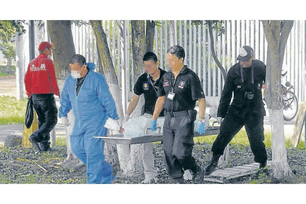 El CTI se encargó del levantamiento de la víctima, ayer a las 7:05 de la mañana. Se presume que pudo fallecer de muerte natural, pues su cuerpo no presentaba ningún tipo de lesión. (Foto: Jaime Del Río / VANGUARDIA LIBERAL )