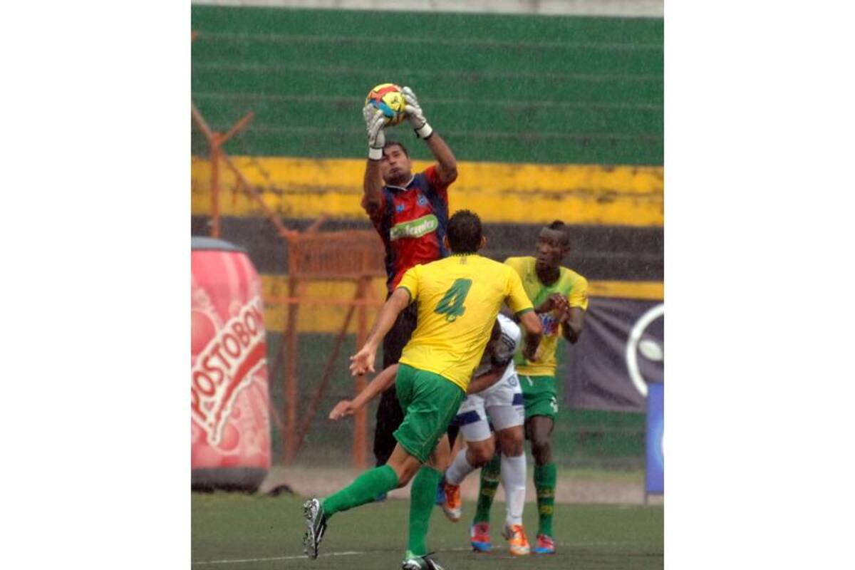 Elkin Granados, portero de Real Santander, respondió en las pocas jugadas de riesgo que generó Atlético Bucaramanga. (Foto: Jaime del Río / VANGUARDIA LIBERAL)