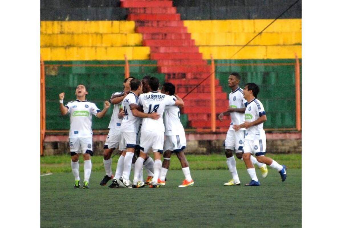 Los jugadores de Real Santander celebraron a más no poder la anotación del defensor Carlos Lasso puesto que significaba la cuarta victoria del equipo ‘albo’ en el Torneo Postobón. (Foto: Jaime del Río / VANGUARDIA LIBERAL)