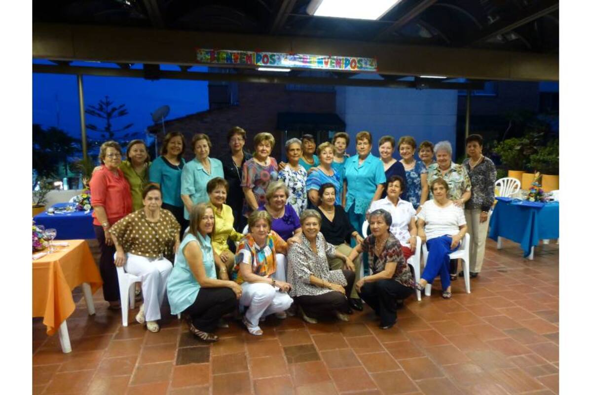 Gloria de Villamizar, Olga Torres, Isabel de Quintero, Ángela Sarmiento, Teresa de Ferro, Graciela de Villabona, Beatriz Camacho, Gloria Murcia, Larys de Martínez, Gloria de Caballero, Josefa de Ramírez, Luz María de Zamora, Margarita de Chaupart, María Mercedes de García, Martha de Flórez, Herminia de Carvajal, Bernarda de Posso, Lilia de Cáceres, Lucila Lozano, Mercedes Villamil, Myriam de Pinto, Miriam de Retamoso, Helena de Pulido, Carmenza de Idarraga, Eugenia García y Stella Solano. (Foto: Suministrado/ VANGUARDIA LIBERAL)