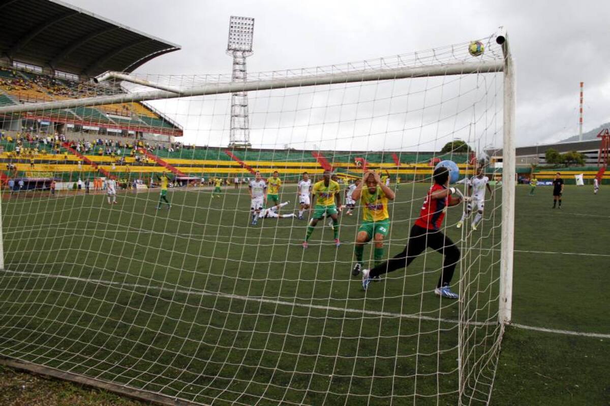 Raúl Cuesta, defensor de Atlético Bucaramanga tuvo una opción clara en el segundo tiempo, pero el árbitro decretó fuera de lugar. Los balones aéreos fueron la principal arma del equipo ‘leopardo’ para hacer daño al Real Santander, pero el portero Elkin Granados solventó muy bien las incursiones de los jugadores búcaros. (Foto: Jaime del Río / VANGUARDIA LIBERAL)