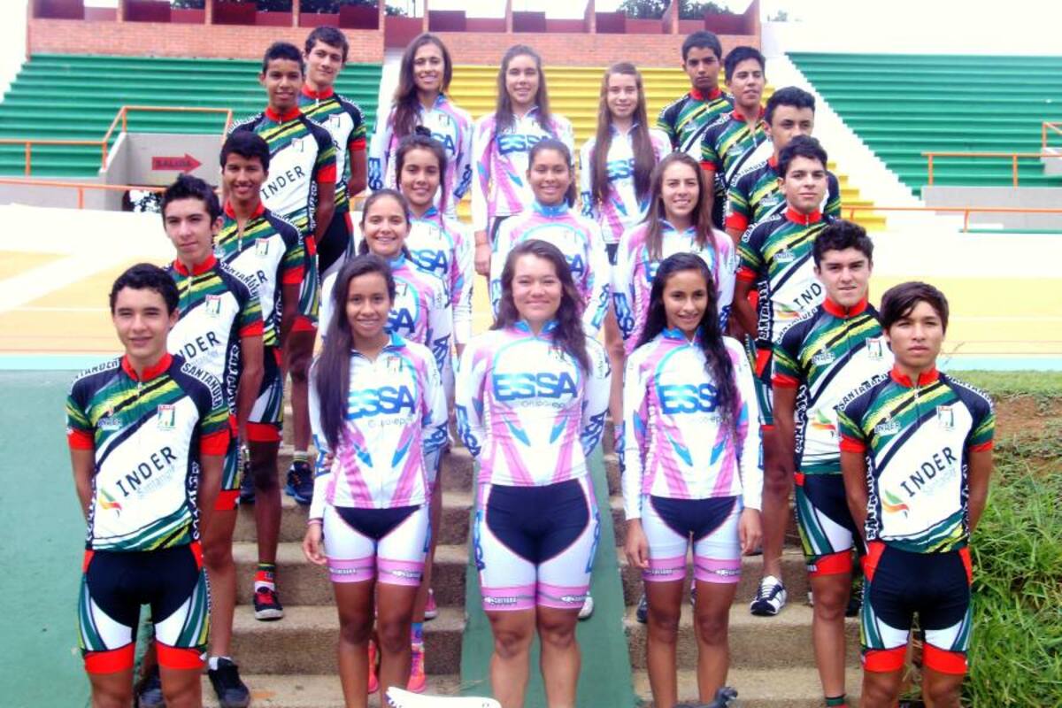 Este es el grupo de 21 pedalistas que representará a Santander en la Vuleta Nacional del Futuro que se realizará del tres al seis de diciembre en Antioquia. (Foto: Suministrada / VANGUARDIA LIBERAL)