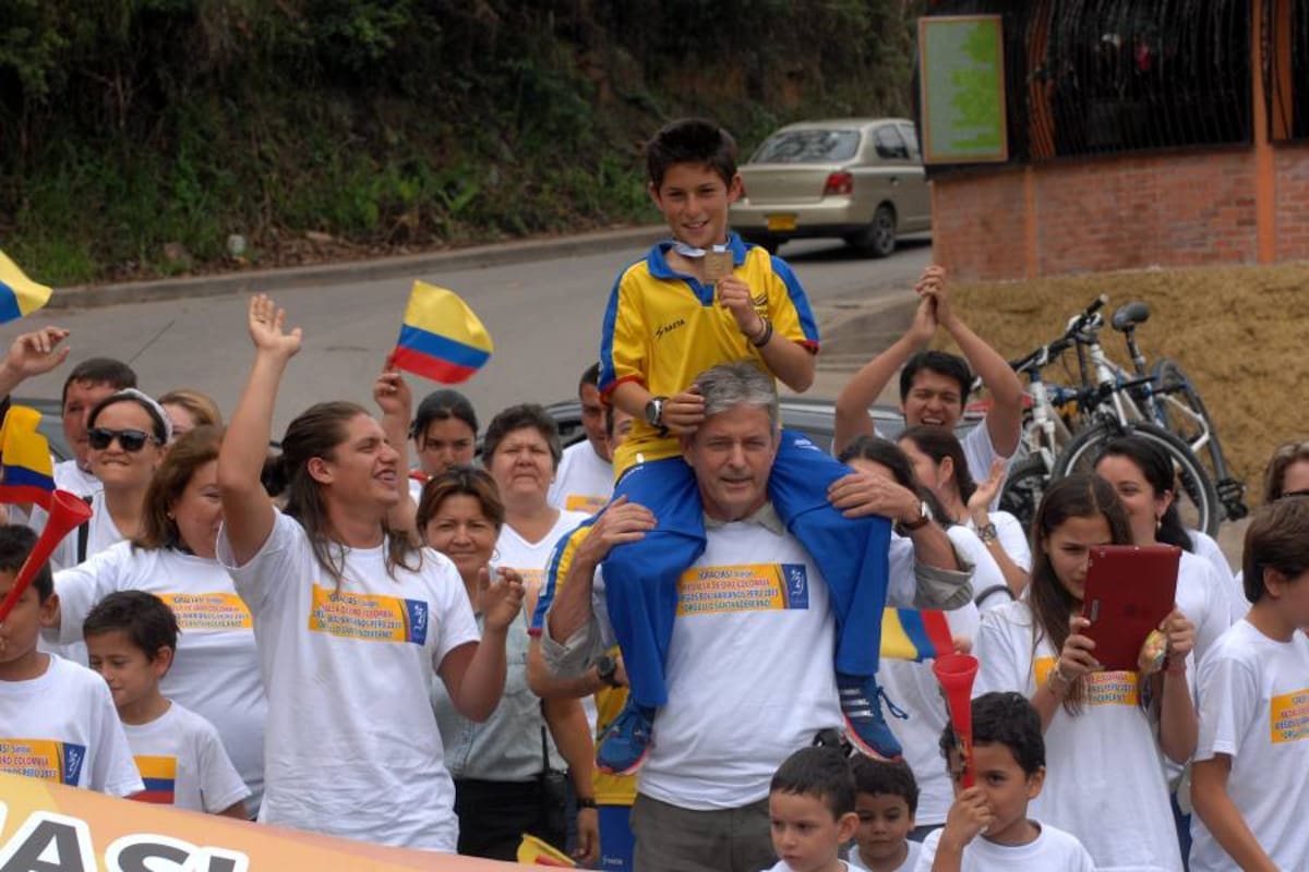 Este es el momento en el que familiares y amigos recibieron a Simón Gómez Ortiz, después de su excelente participación en los Juegos Bolivarianos, donde consiguió oro en el deporte vela. (Foto: Jaime Del Río / VANGUARDIA LIBERAL)