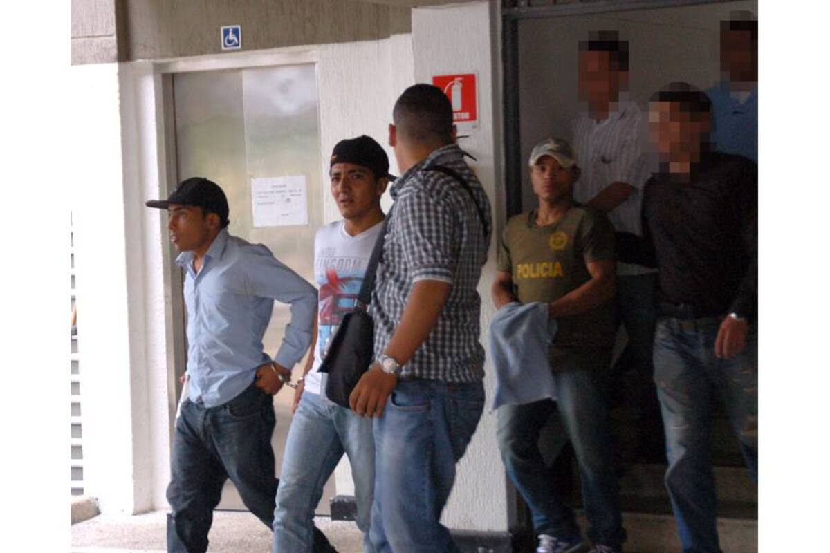 Bajo un fuerte esquema de seguridad fue trasladado al Palacio de Justicia de Barrancabermeja alias ‘Platino’ y dos de sus escoltas, sindicados de ser los responsables de varios hechos violentos que alteraron la tranquilidad de la comunidad. Ayer, se realizaba la audiencia pública por los delitos de porte ilegal de armas de fuego y tráfico de estupefacientes. (Foto: / VANGUARDIA LIBERAL)