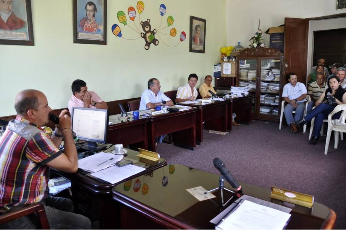 En el recinto del concejo de Oiba, se realizó el primer debate al proyecto de acuerdo de privatización del alumbrado público. (Foto: Luis Fernando Martínez Vargas/VANGUARDIA LIBERAL)