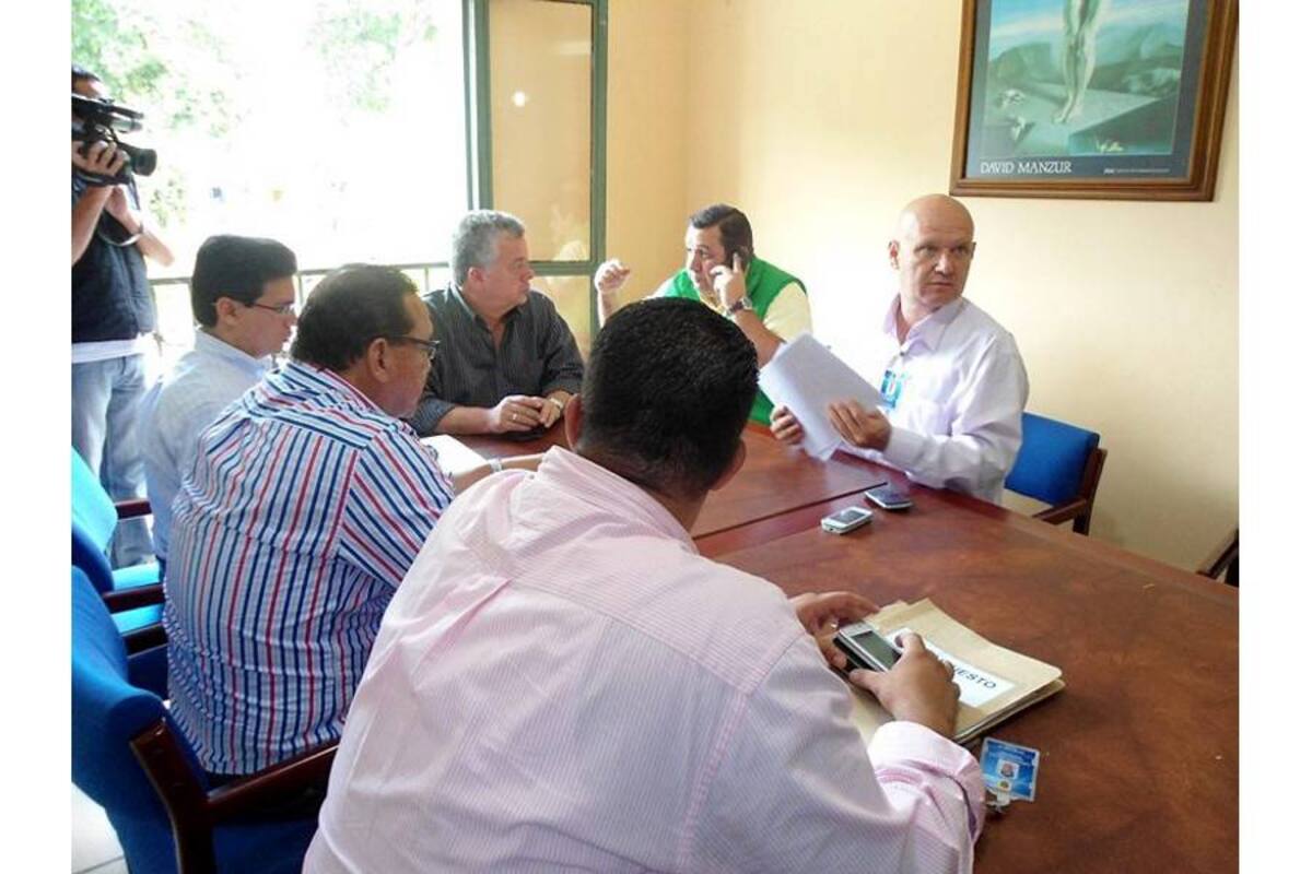 El secretario de Salud de Santander, Juan José Rey Serrano, dialoga con el alcalde de San Gil y algunos funcionarios sobre diversos temas, entre ellos la tuberculosis, enfermedad que padece una mujer de un municipio cercano. (Foto: Nancy Acuña R. / VANGUARDIA LIBERAL)