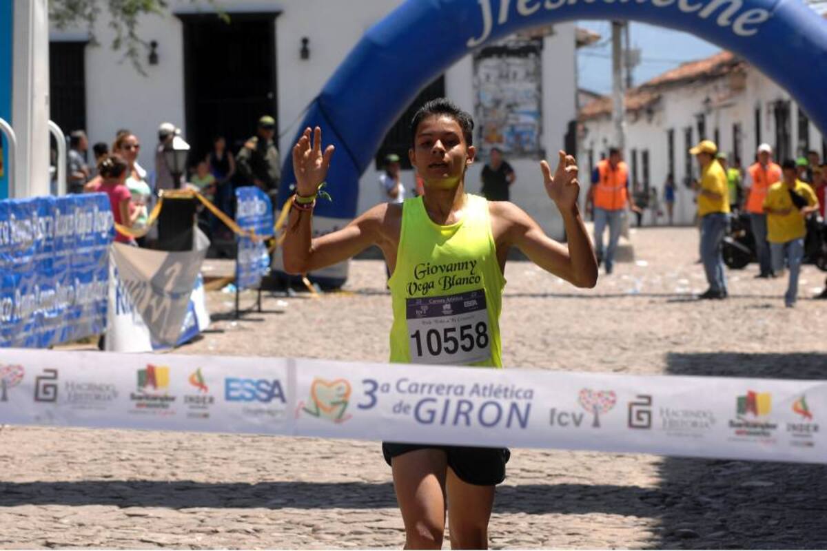 Se disputó ayer la III Carrera Atlética de Girón-Fundación Cardiovascular de Colombia, que dejó como ganadores, en categoría élite a Iván Manrique (foto) y Yesenia Jiménez, en varones y damas. (Foto: Jaime del Río / VANGUARDIA LIBERAL)