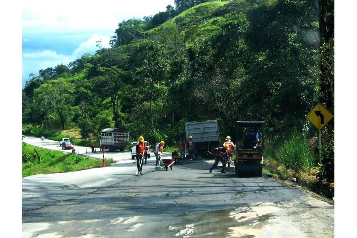 Trabajos de reparcheo que ejecutan contratistas de Invías, en los hundimientos que fueron reportados por los usuarios, y que estaban imposibilitando el tráfico automotor con normalidad en la vía Oiba - Socorro. (Foto: Luis Fernando Martínez Vargas/VANGUARDIA LIBERAL)